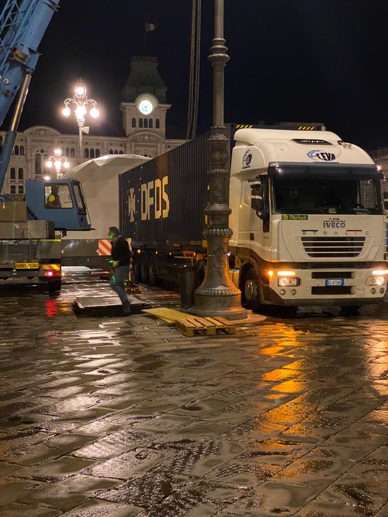 Camion bianco (notte)