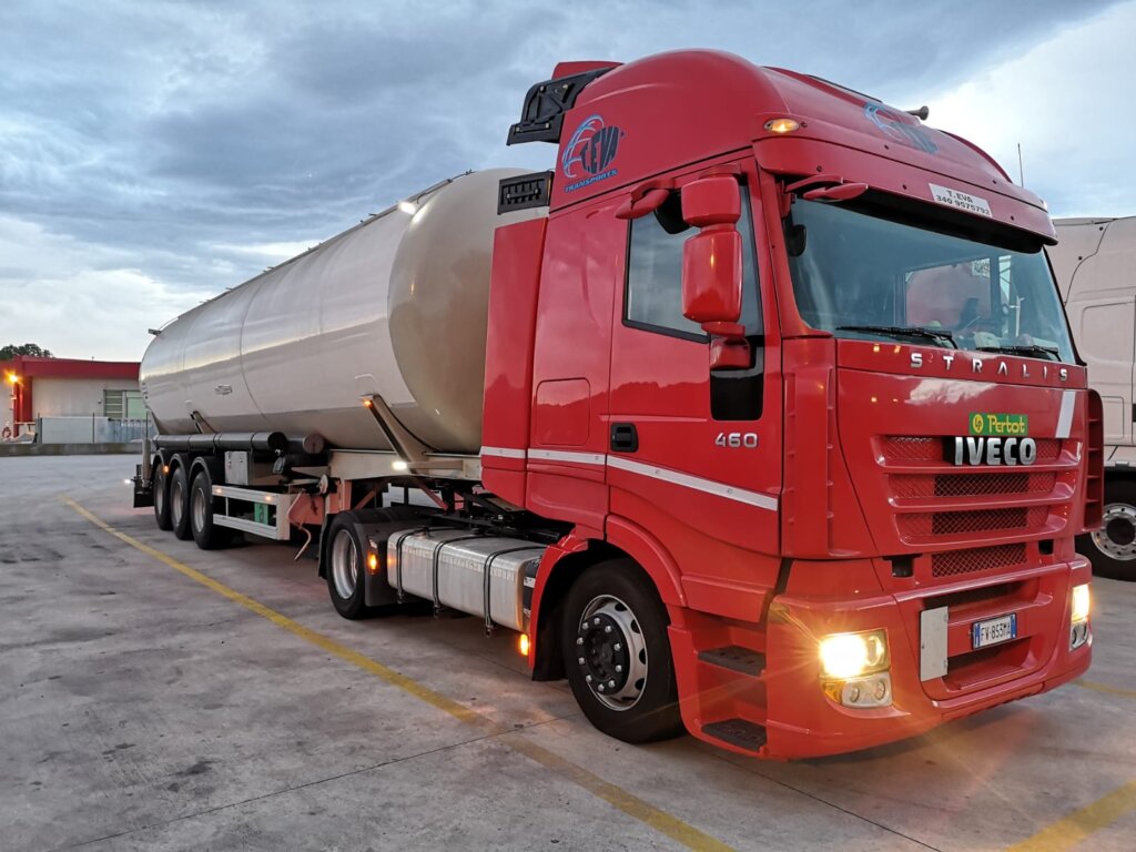 motrice rossa con cisterna