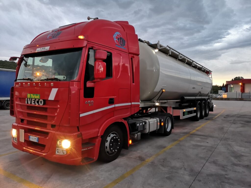 motrice rossa con cisterna (cielo grigio)